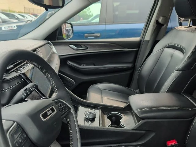 Used 2024 Midnight Sky Jeep Limited image 4