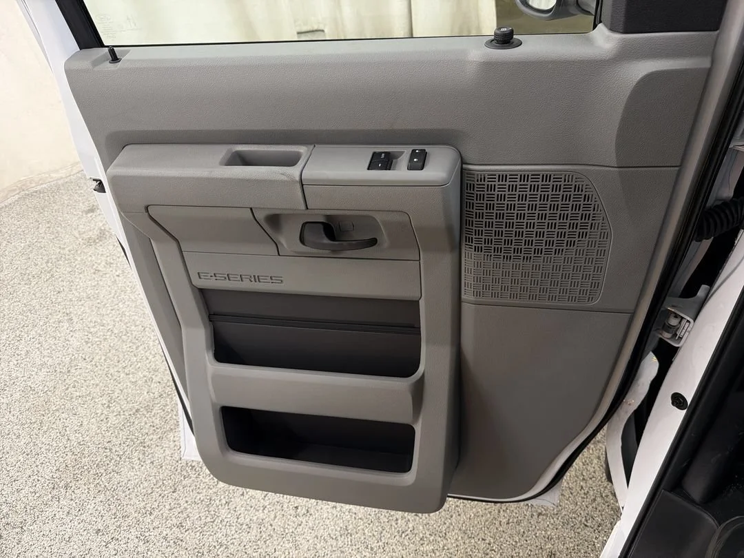 New 2027 Oxford White Ford E-350 SRW image 17