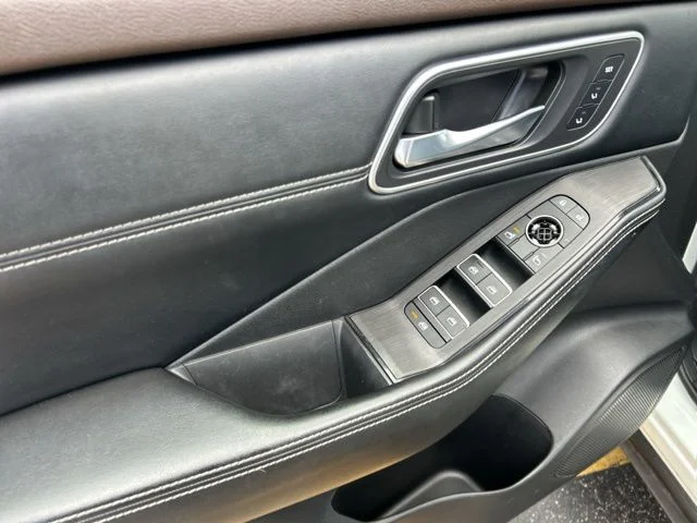 Used 2021 White Nissan SL image 31