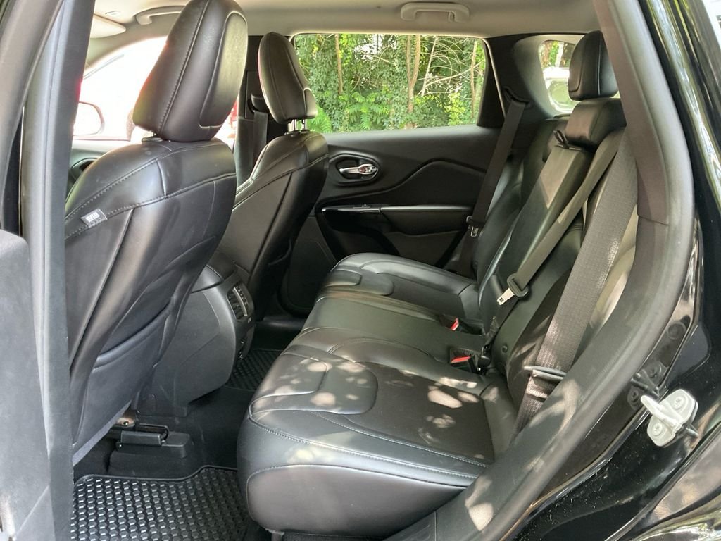 Used 2019 Black Jeep Latitude Plus image 29