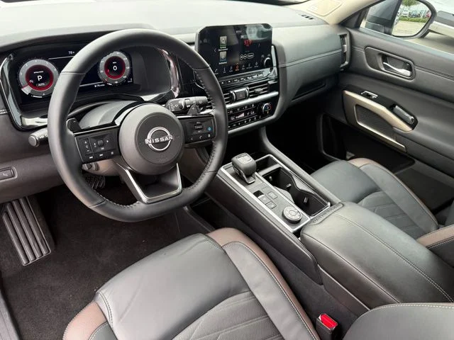 Used 2025 Gray Nissan Platinum image 9