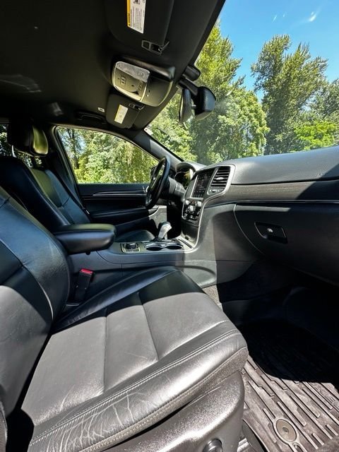 Used 2018 Billet Silver Metallic Clearcoat Jeep Limited image 23