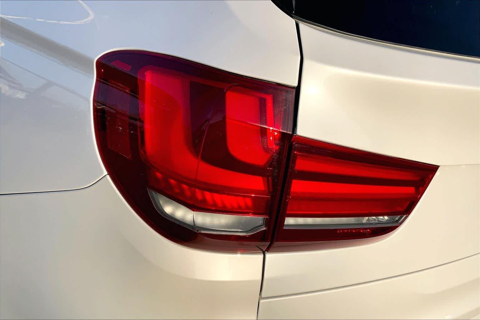 Used 2018 Alpine White BMW xDrive40e iPerformance image 28