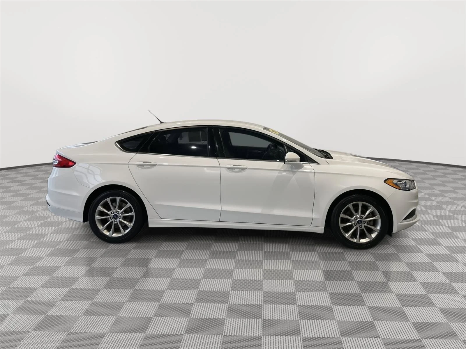 Used 2017 Oxford White Ford SE image 3