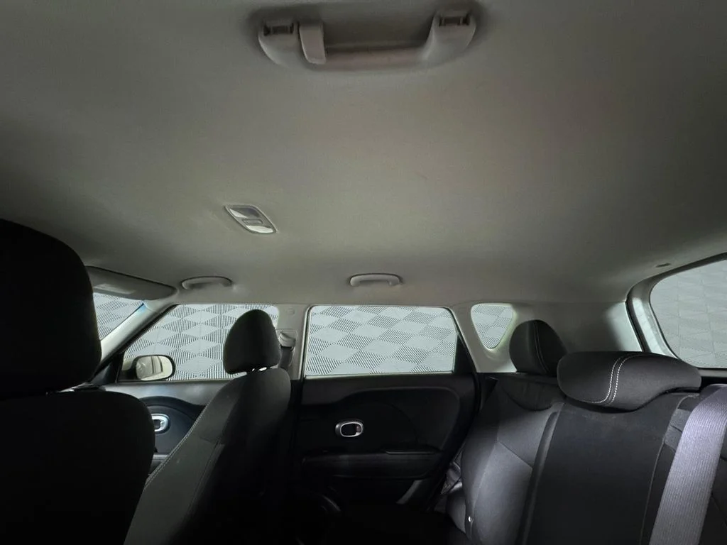 Used 2018 White Kia Base image 13