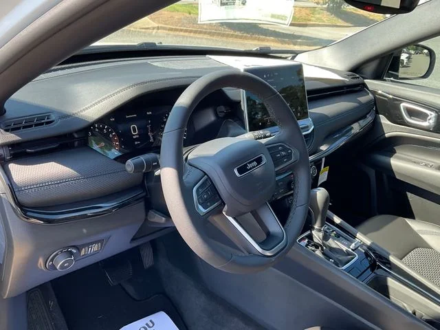 New 2026 Bright White Clearcoat Jeep Latitude image 21