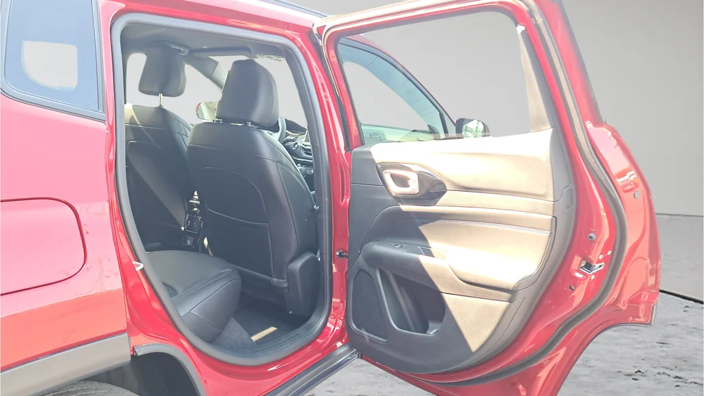 New 2026 Red Hot Pearlcoat Jeep Latitude image 13