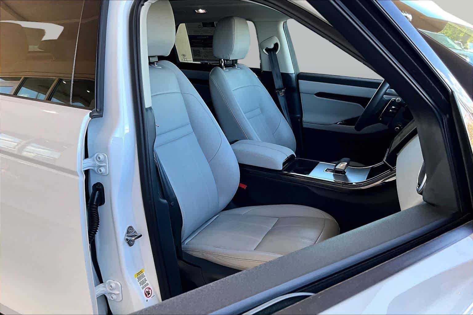 Used 2024 Fuji White Land Rover Core S image 9