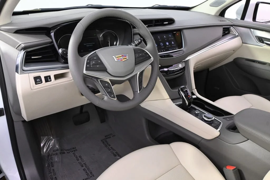 New 2025 Crystal White Tricoat Cadillac Premium Luxury image 12