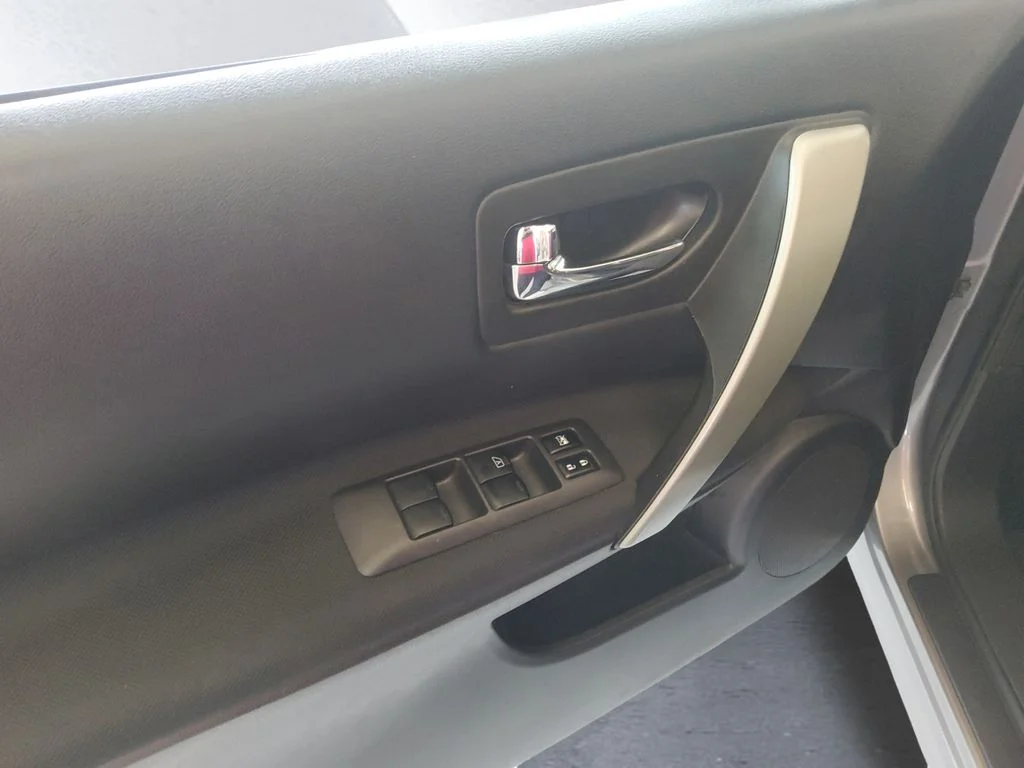 Used 2015 Gray Nissan S image 9