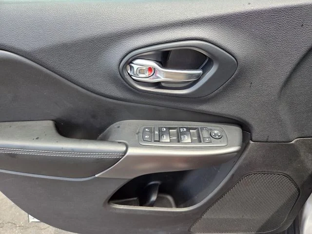 Used 2019 Silver Jeep Latitude Plus image 18