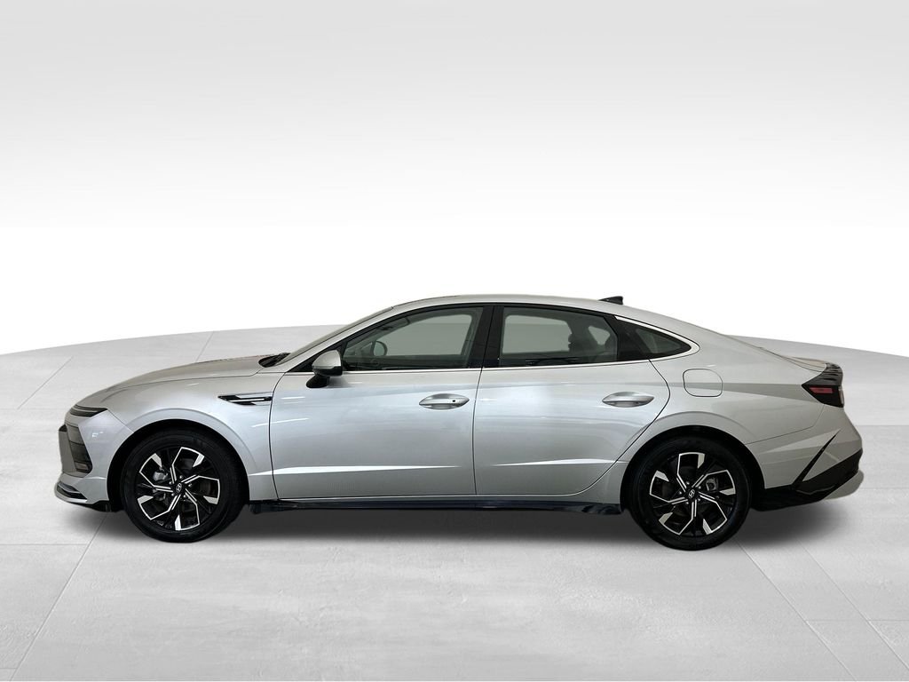 Certified Used 2025 Silver Hyundai SEL image 2