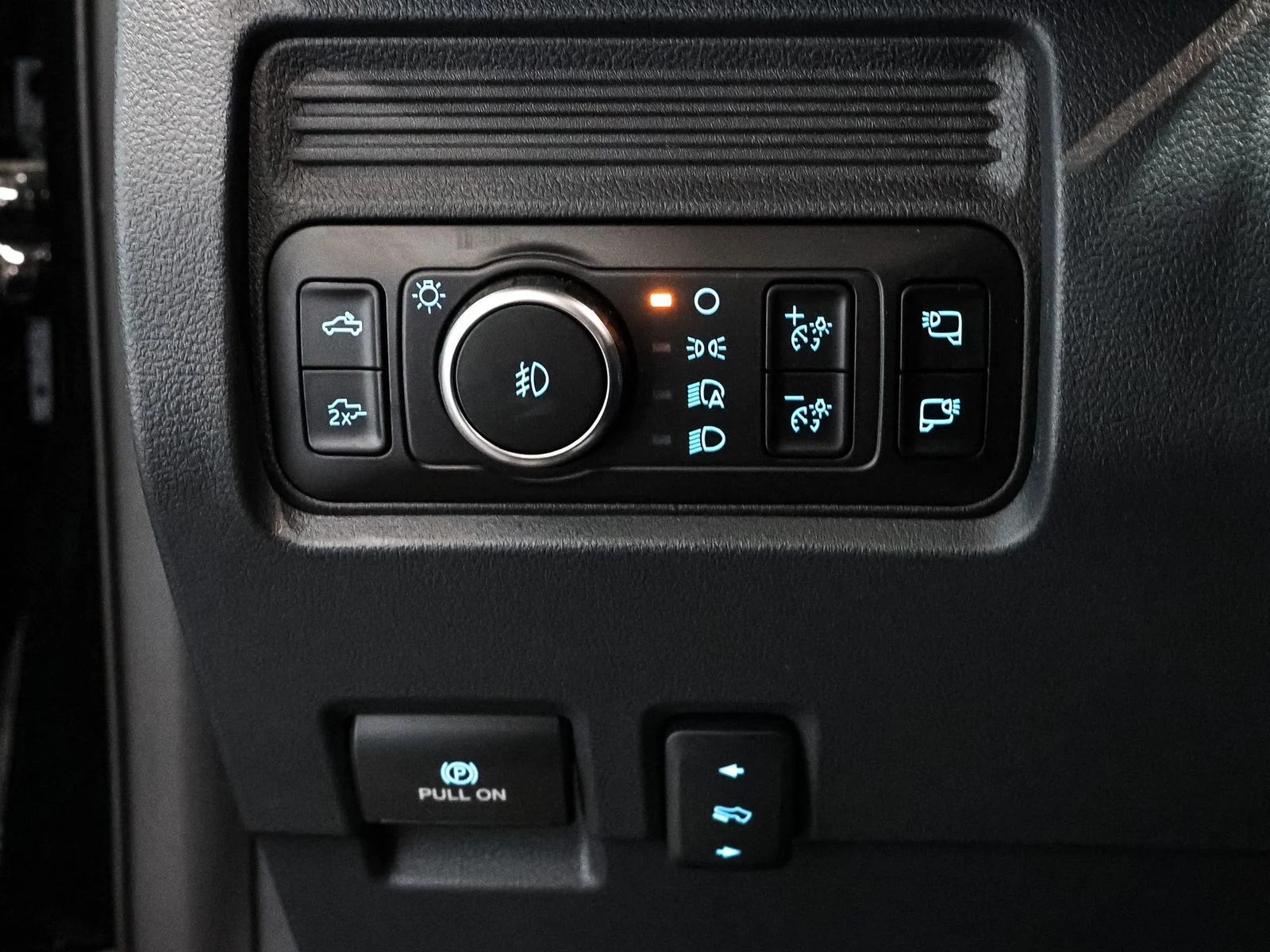 New 2026 Agate Black Metallic Ford F-350® Lariat® image 32