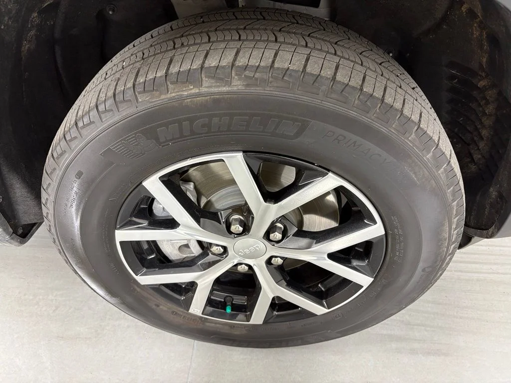 Used 2024 Silver Jeep Limited image 11