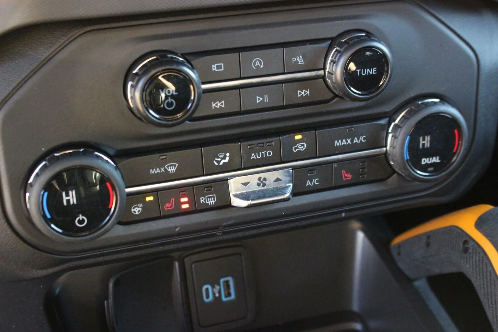 Used 2024 Oxford White Ford Badlands image 26