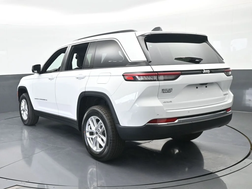 New 2026 Bright White Clear-Coat Exterior Paint Jeep Laredo X image 4