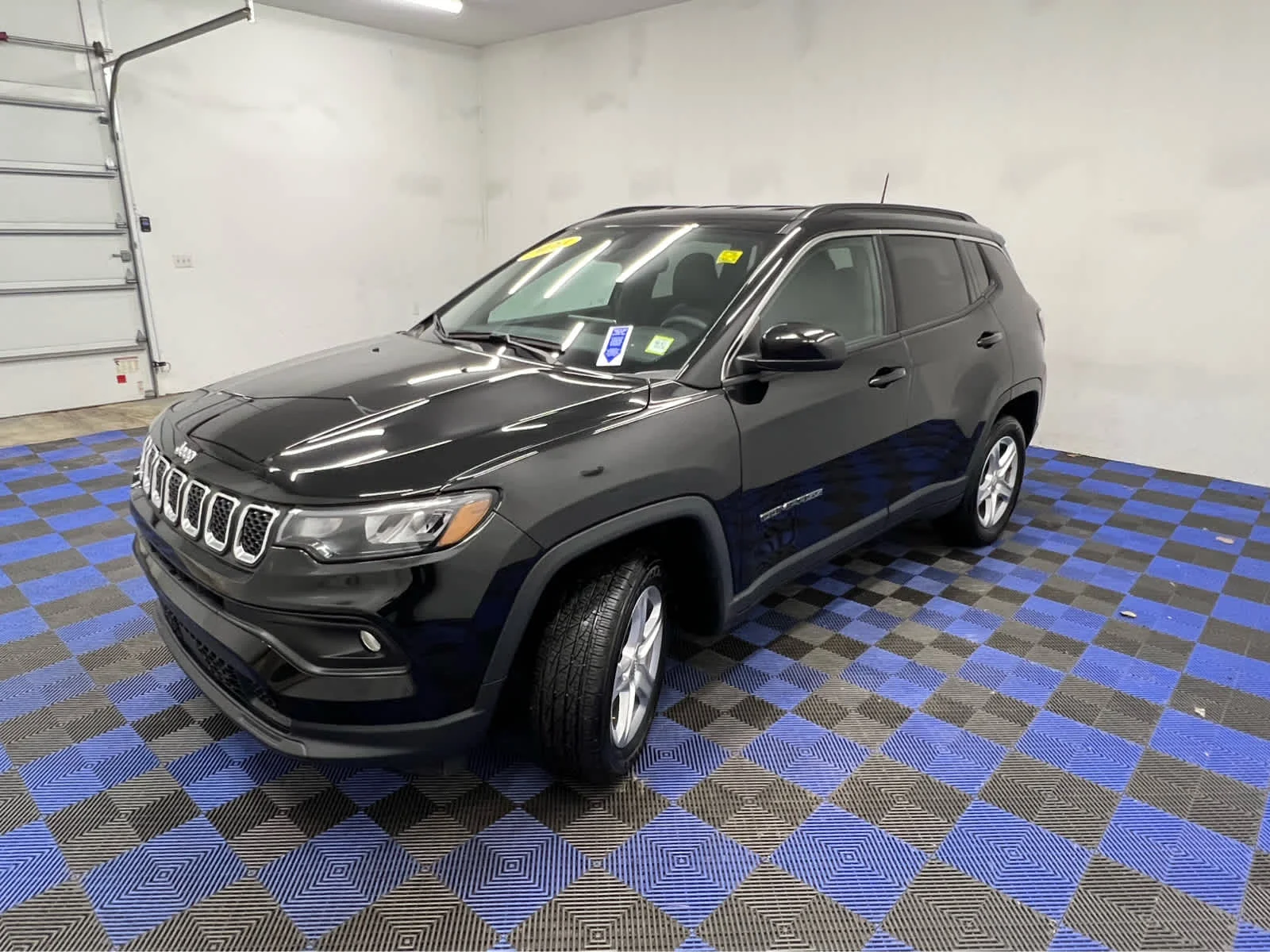 Used 2024 Diamond Black Crystal Pearlcoat Jeep Latitude image 9