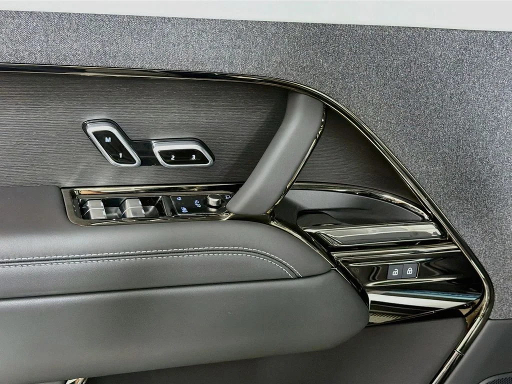 New 2027 Santorini Black Land Rover  image 18