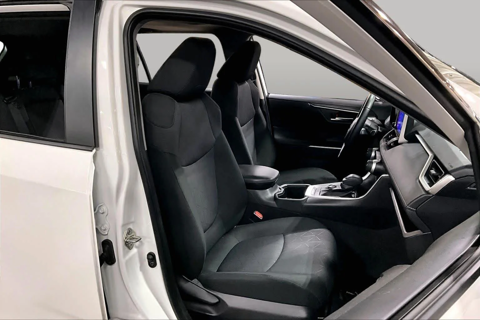 Used 2025 Ice Cap Toyota Hybrid XLE image 9