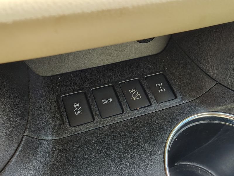 Used 2015 Red Toyota XLE V6 image 19
