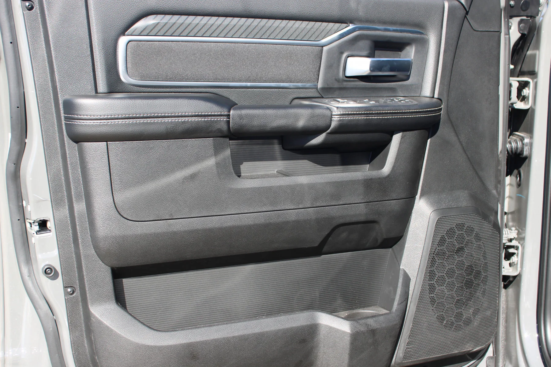 New 2026 Ceramic Gray Clear-Coat Exterior Paint RAM BIG HORN CREW CAB 4X4 image 14