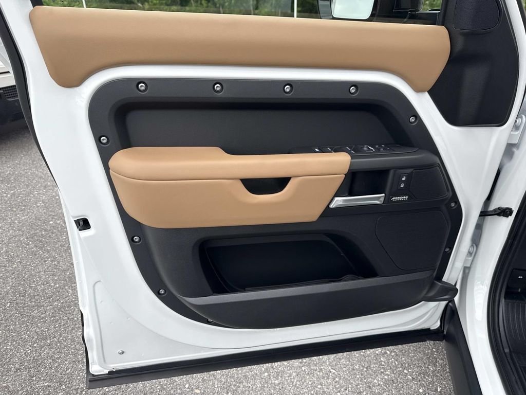 New 2026 Fuji White Land Rover X-Dynamic SE image 19