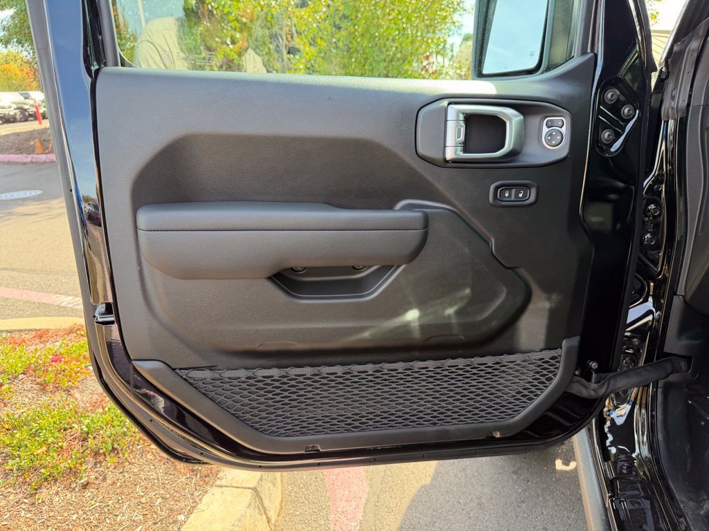 New 2027 Black Clear-Coat Paint Jeep Rubicon image 12