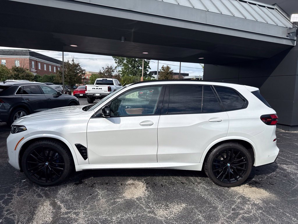 Used 2025 White BMW M60i image 2