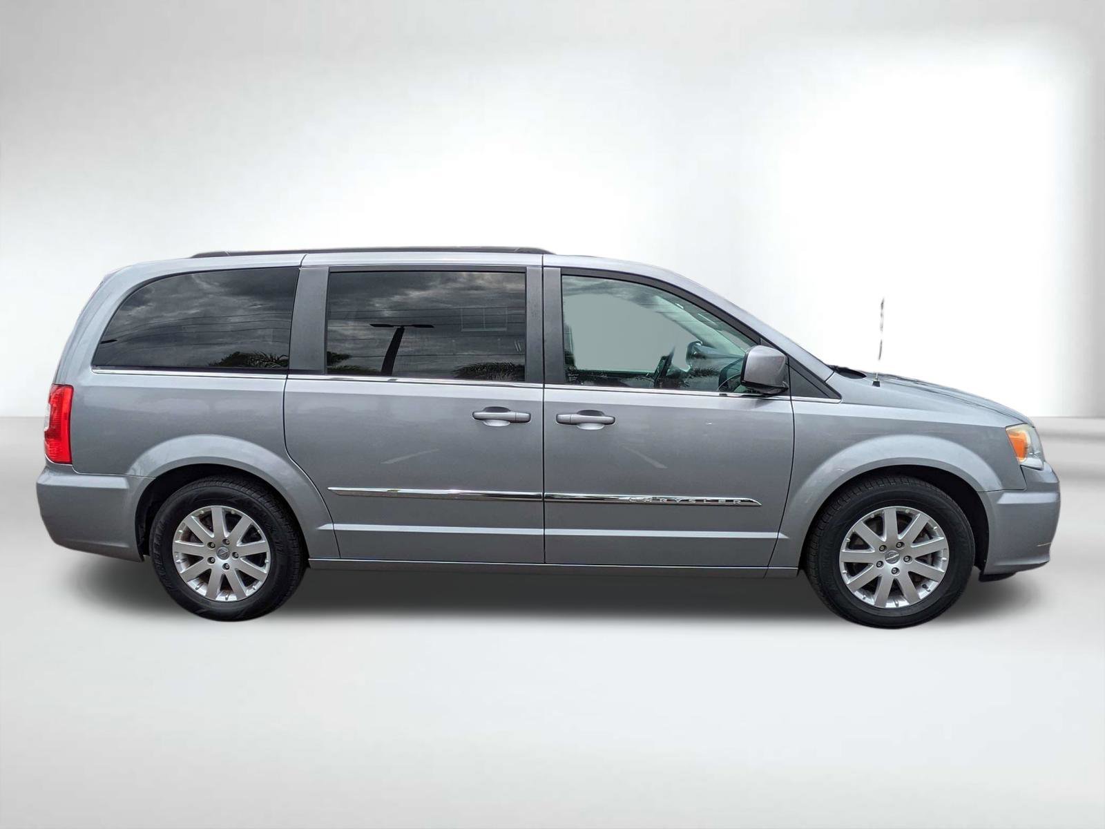 Used 2014 Silver Chrysler Touring image 3