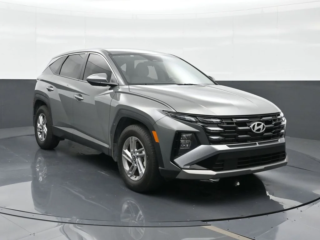 Used 2025 Gray Hyundai SE image 4