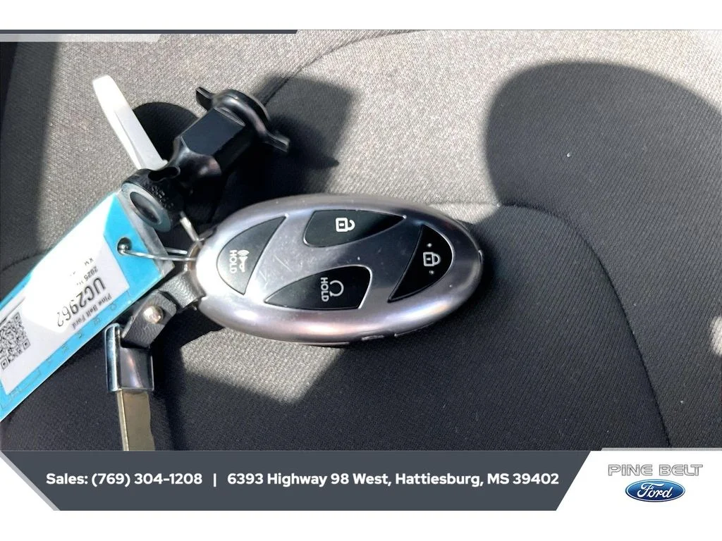 Used 2025 Abyss Black Hyundai SEL Sport image 9