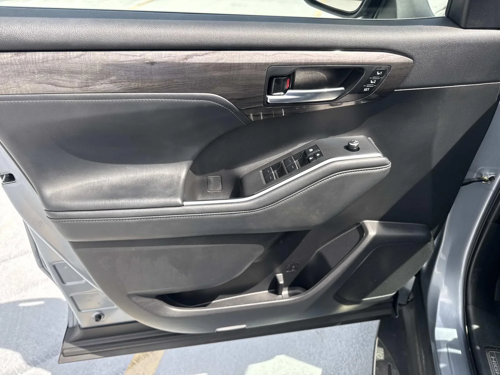 Used 2022 Moon Dust Toyota Limited image 19