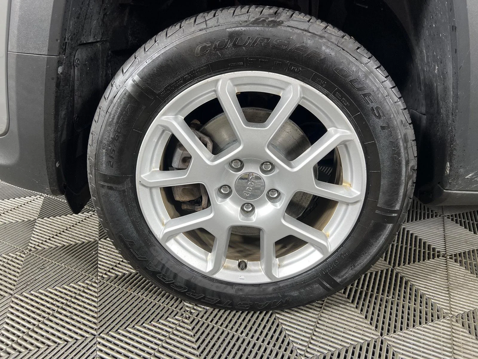 Used 2021  Jeep Latitude image 18