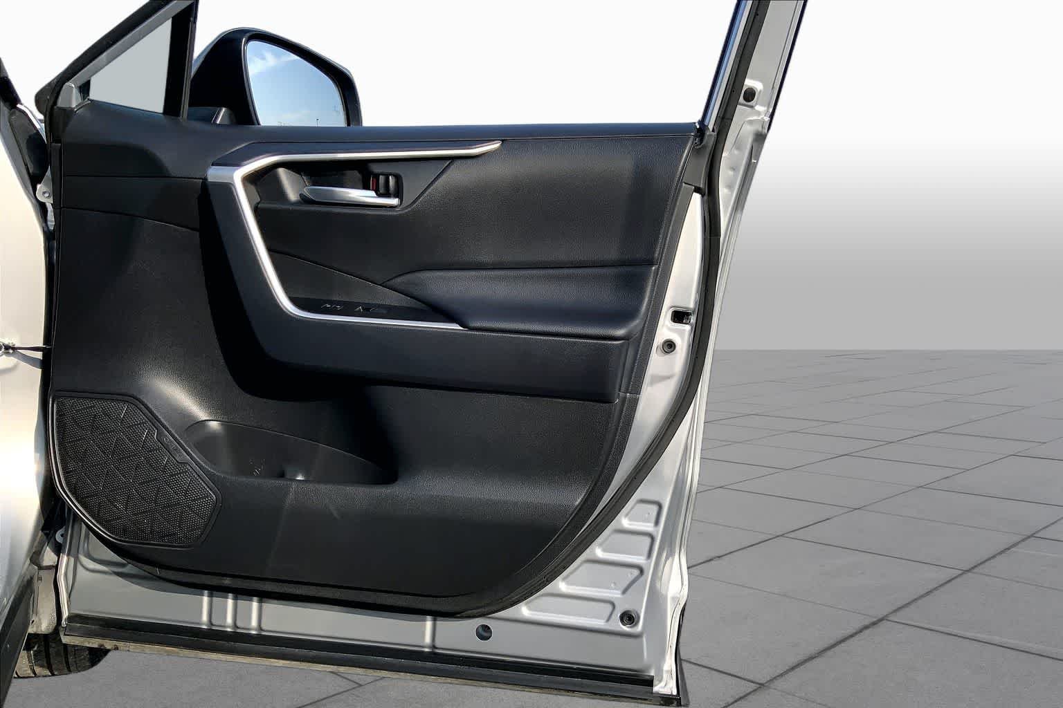 Used 2025 Silver Sky Metallic Toyota XLE image 22