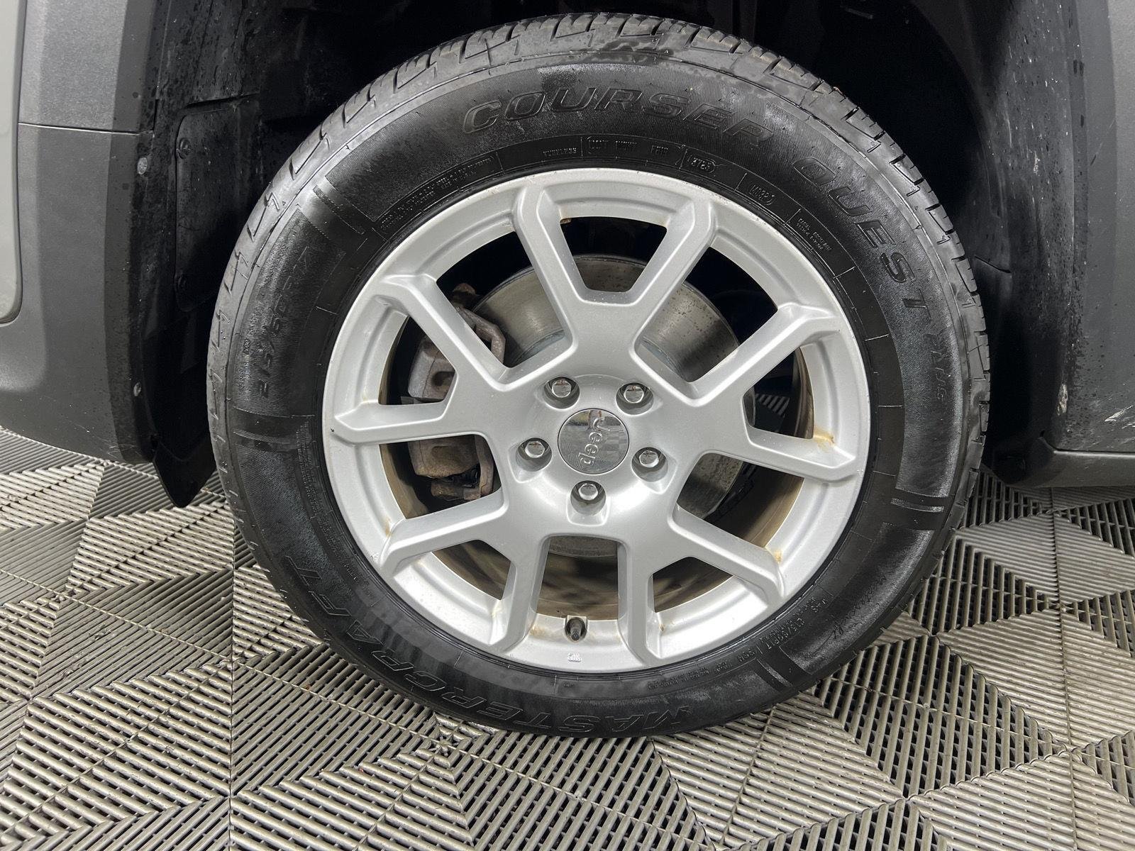 Used 2021  Jeep Latitude image 18