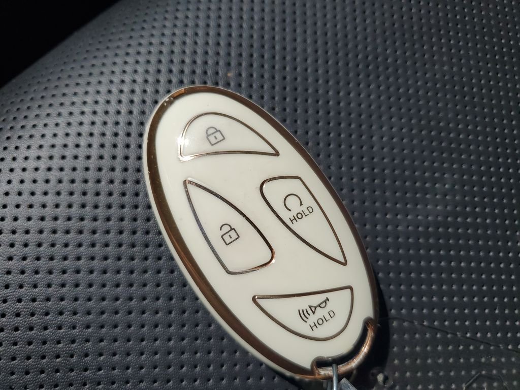 Used 2024 White Hyundai SEL image 23