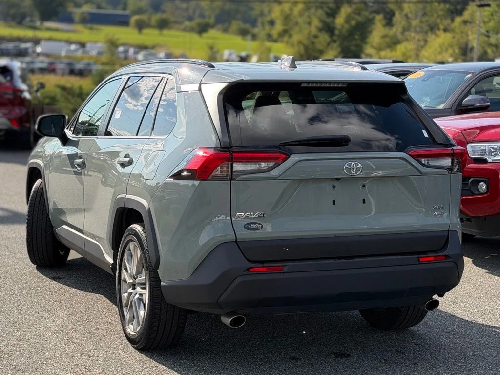 Used 2023  Toyota XLE Premium image 3