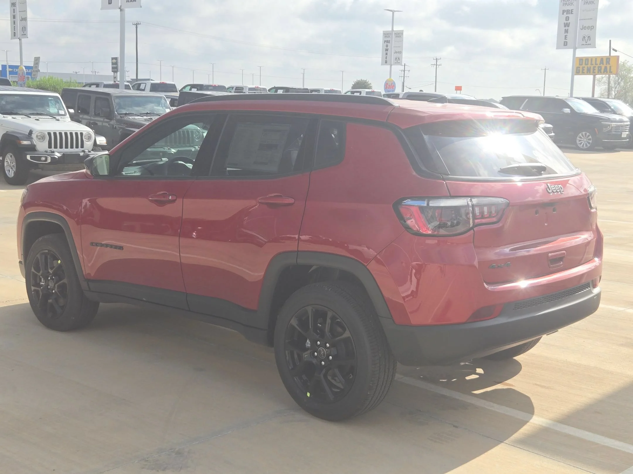 New 2026 Red Hot Pearl-Coat Exterior Paint Jeep Latitude image 5