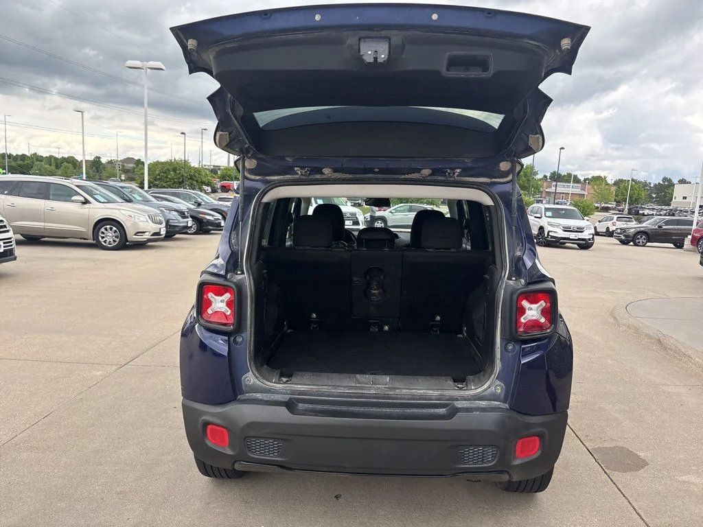 Used 2018 Blue Jeep Latitude image 37