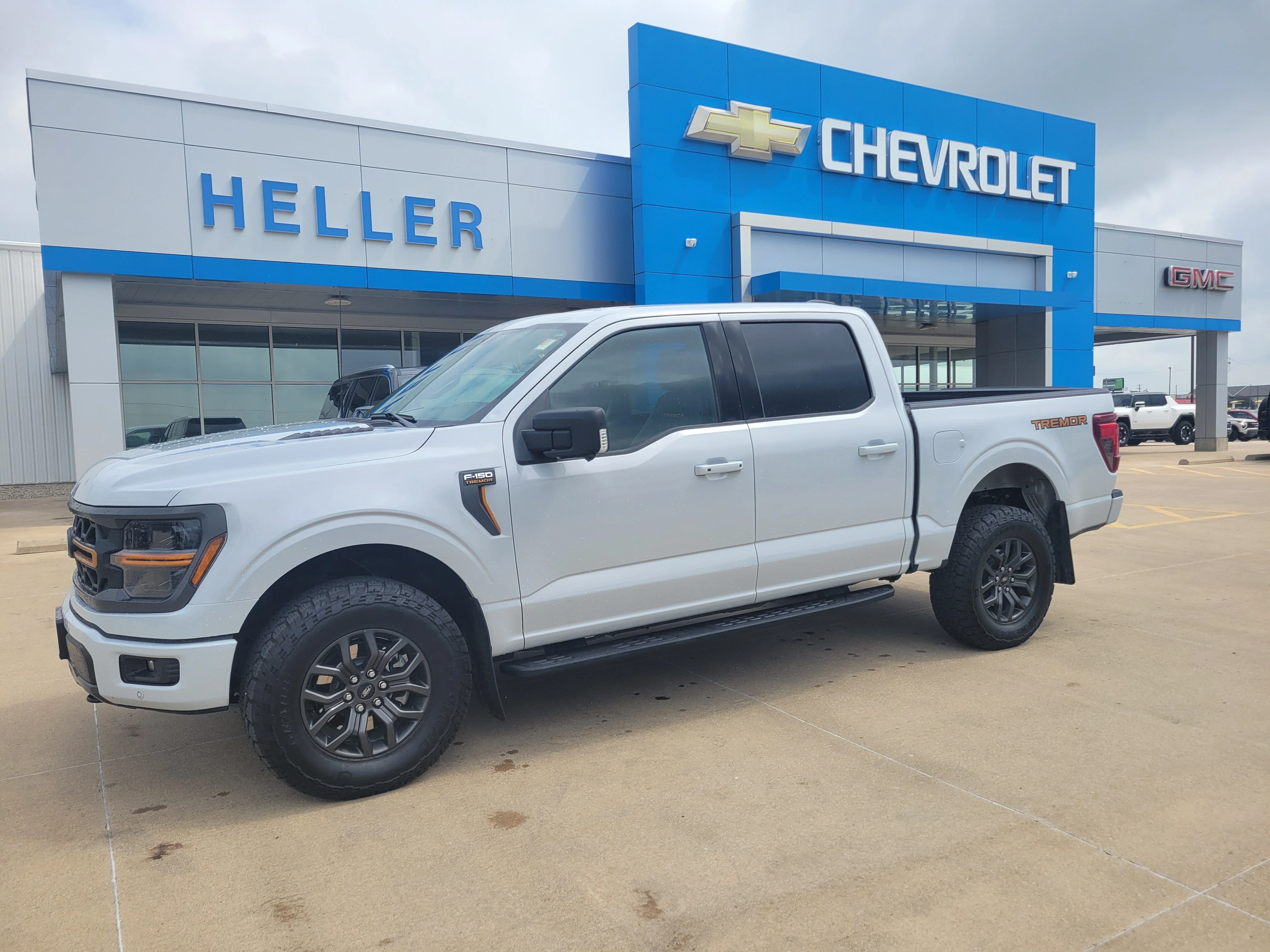 Used 2025 Oxford White Ford Tremor image 3