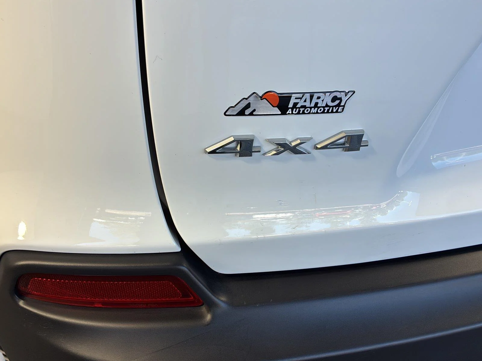 Used 2019 Bright White Clearcoat Jeep Latitude image 9
