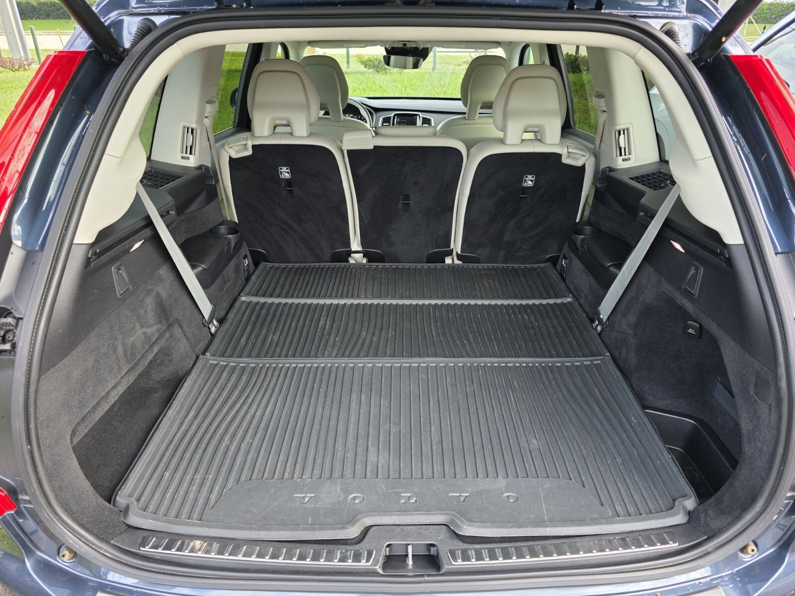 Used 2022 Denim Blue Metallic Volvo Momentum image 17