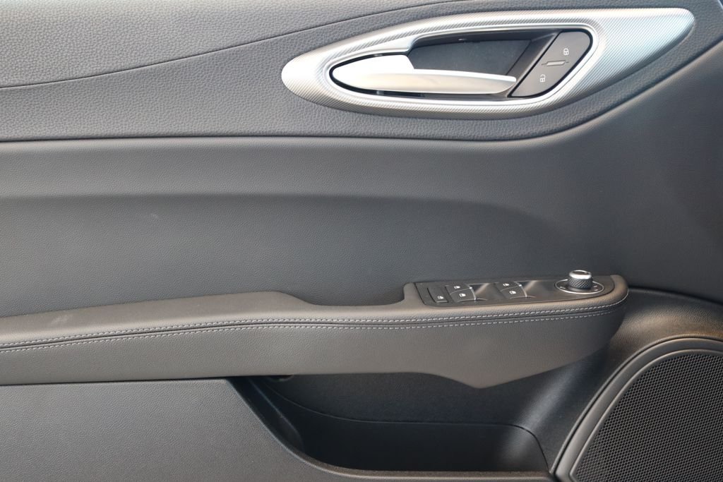 2025 Alfa Romeo Giulia Base - Photo 12