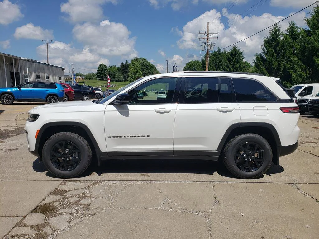 New 2026 Bright White Clearcoat Jeep Laredo Altitude image 7