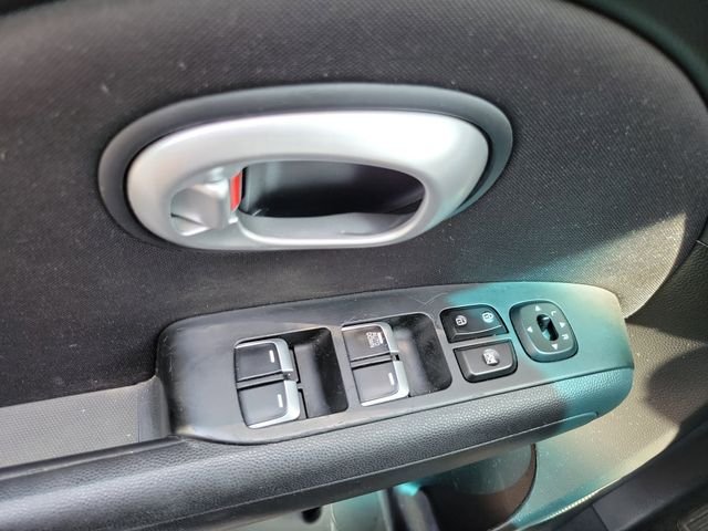 Used 2018 White Kia Base image 8