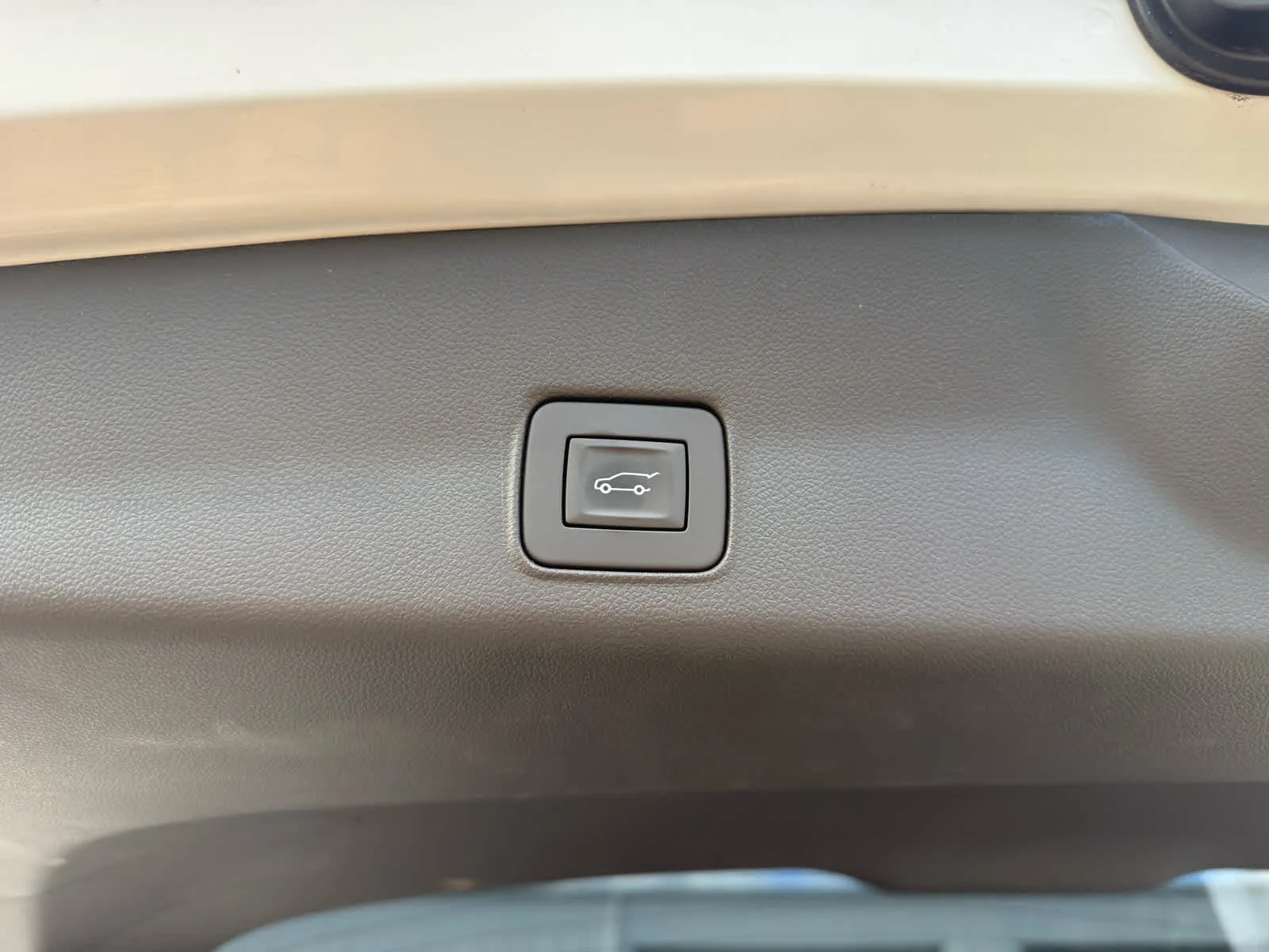 Used 2025 Iridescent Pearl Tricoat Chevrolet ACTIV image 14