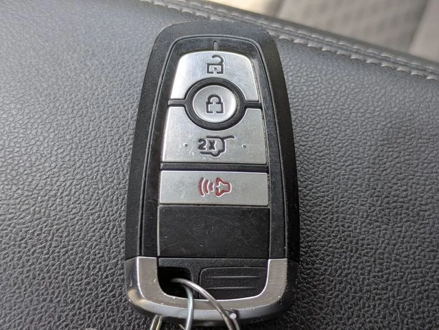 Certified Used 2022 Oxford White Ford SE image 28