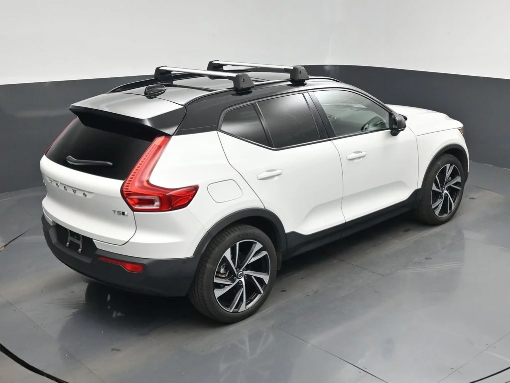 Used 2022 White Volvo R-Design image 24