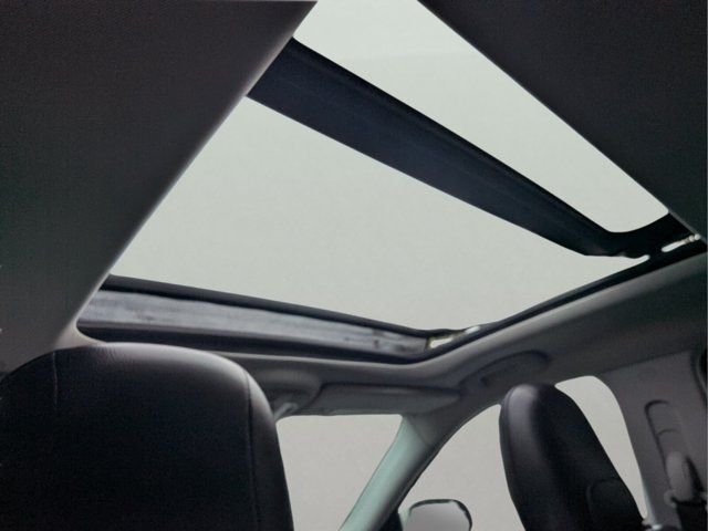 Used 2021 White Jeep Latitude image 33