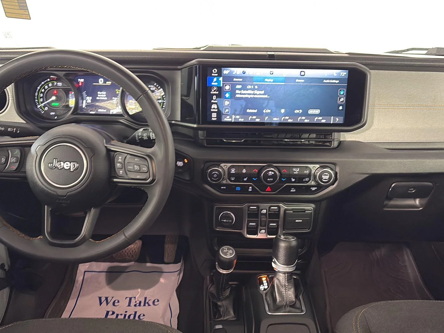 Used 2024 Earl Clearcoat Jeep Sport S image 18